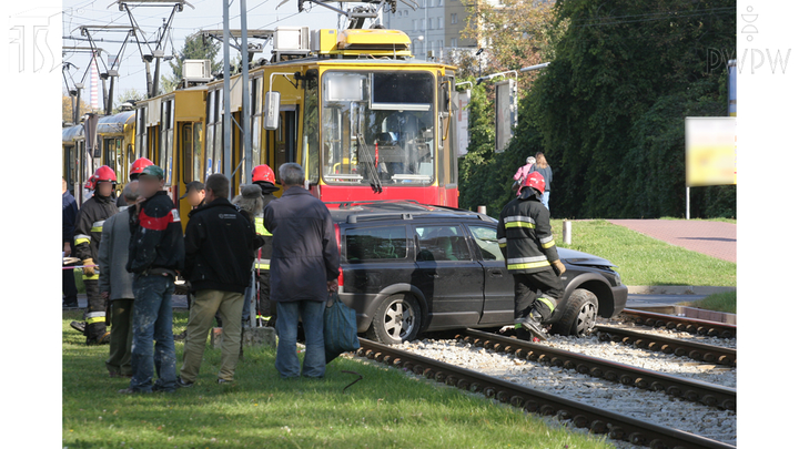 Czy uczestnicząc w wypadku drogowym masz obowiązek podać swoje dane personalne na żądanie pasażera tramwaju uczestniczącego w tym wypadku?