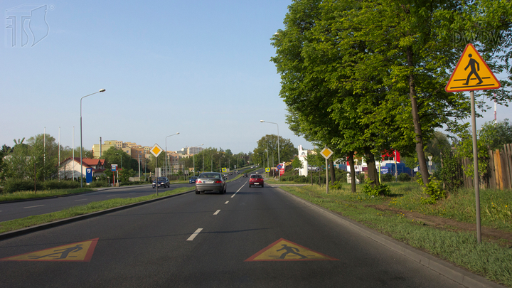 Czy w przedstawionej sytuacji jesteś ostrzegany o zbliżaniu się do wyznaczonego na drodze przejścia dla pieszych?