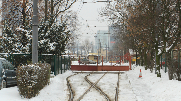 Co może być przyczyną nadmiernego poślizgu tramwaju podczas rozruchu i hamowania?