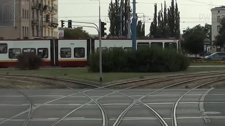 Co należy uwzględnić podczas przejazdu przez krzyżownicę tramwajową?