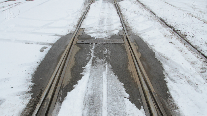 Jak powinieneś ustawić zwrotnicę zjazdową w przypadku konieczności przejazdu podczas cofania tramwajem?