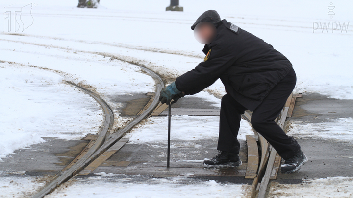 Co służy do zmiany położenia iglicy w zwrotnicy sterowanej mechanicznie?