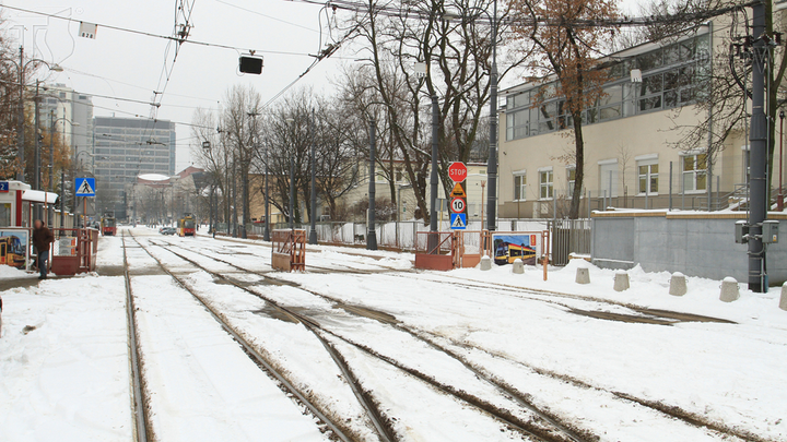 Których z podanych rodzajów hamulców, nie można sprawdzić na terenie zajezdni?