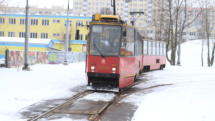 Co, między innymi, należy sprawdzić przed przystąpieniem do jazdy tramwajem dwuwagonowym?