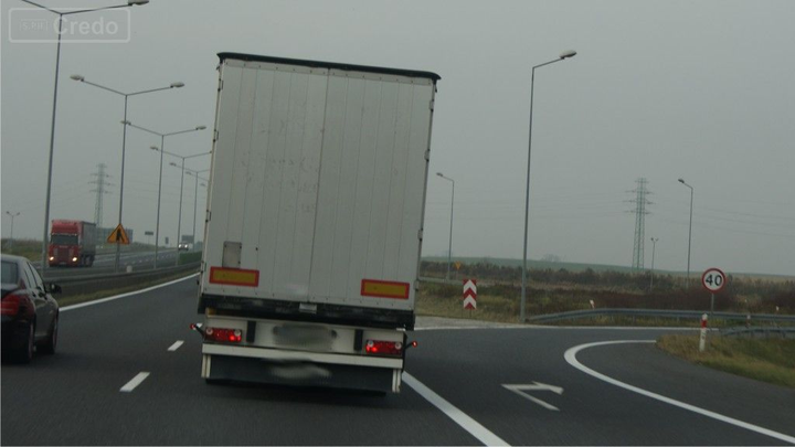 Jak należy się zachować w przypadku pomylenia zjazdu na drodze o wzmożonym ruchu?