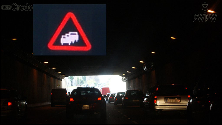 Ile metrów odstępu od poprzedzającego pojazdu należy zachować podczas zatrzymania wynikającego z zatoru drogowego w tunelu?