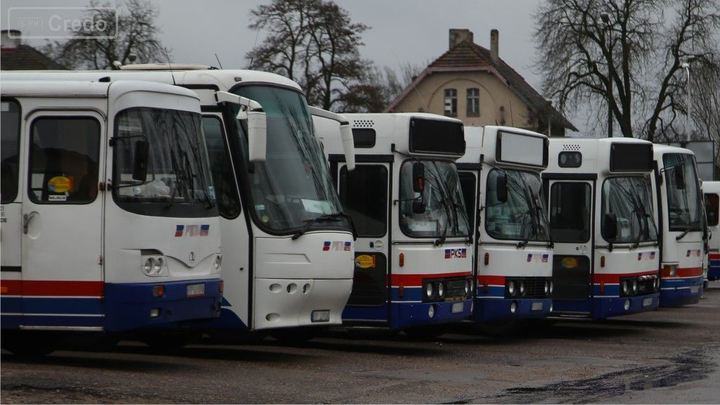 W jaki sposób możesz zmniejszyć zanieczyszczenie powietrza podczas postoju na dworcu autobusowym?