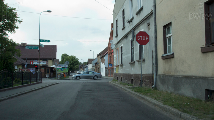 Czy w przedstawionej sytuacji jesteś obowiązany do zatrzymania się przed znakiem?