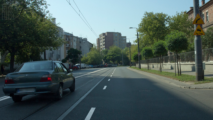 Zostałeś właśnie wyprzedzony przez pojazd widoczny przed Tobą. Czy bezpośrednio po wyprzedzeniu wolno Ci zwiększyć prędkość?