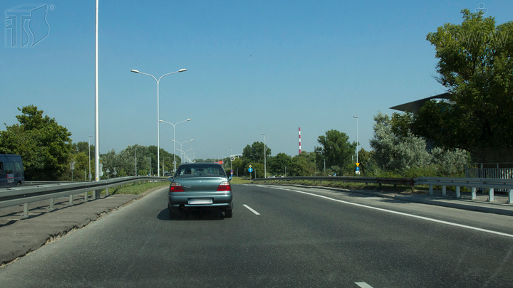 Czy w tej sytuacji, poruszając się jezdnią jednokierunkową poza obszarem zabudowanym, możesz wyprzedzać z prawej strony?