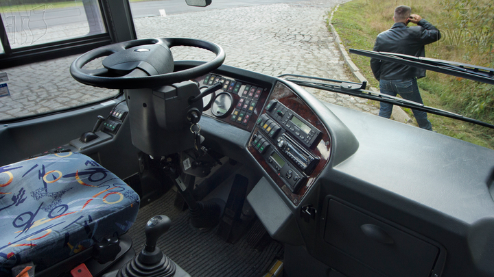 Czy podczas postoju wolno Ci oddalić się od autobusu, jeśli silnik jest w ruchu?