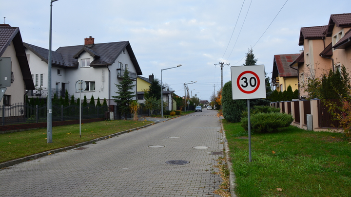 Czy znak ten, jeżeli nie jest uprzednio odwołany znakiem oznaczającym koniec strefy ograniczonej prędkości, obowiązuje do najbliższego skrzyżowania?