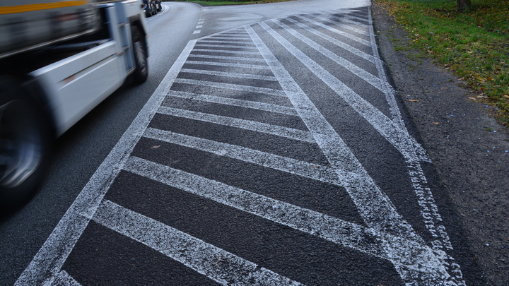 Czy widoczny znak "powierzchnia wyłączona" oznacza powierzchnię drogi, na którą wjazd i zatrzymanie są zabronione, z wyjątkiem kierującego motorowerem?