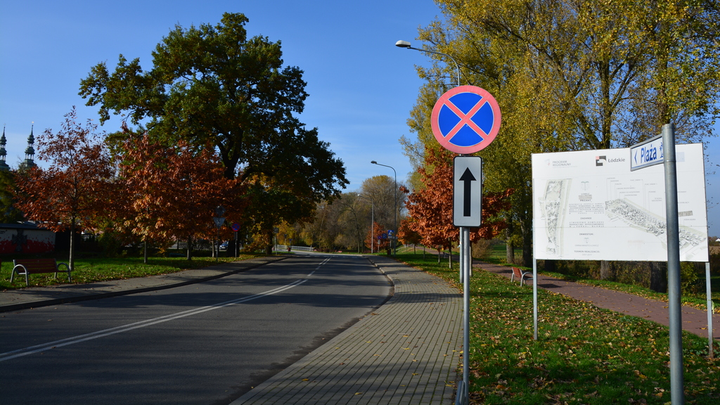 Czy znak ten, wraz z tabliczką, zabrania zatrzymywania się przed nim po tej stronie drogi, po której się znajduje?