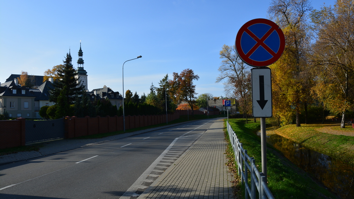 Czy znak ten, wraz z tabliczką, zabrania zatrzymywania się przed nim po tej stronie drogi, po której się znajduje?