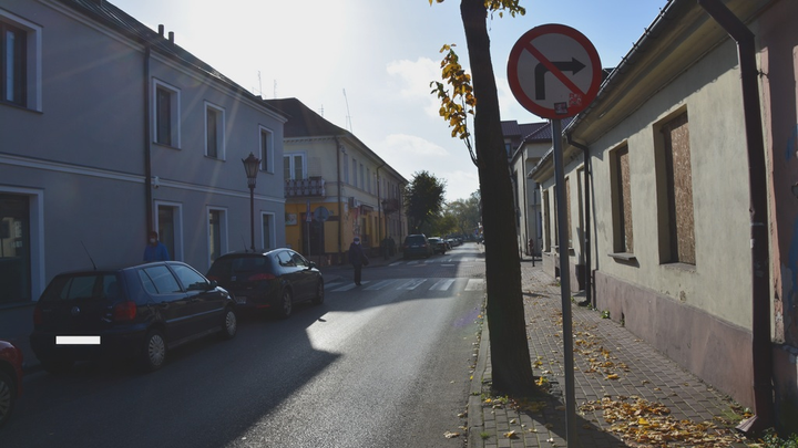 Czy przedstawiony znak zabrania Ci zawrócić na najbliższym skrzyżowaniu?