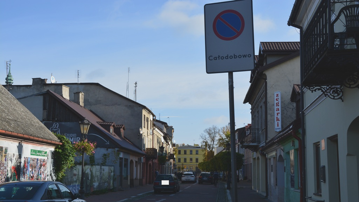 Zakaz wrażony tym znakiem dotyczy tylko tej strony drogi, po której znak się znajduje.