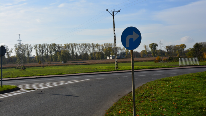 Czy znak ten zobowiązuje kierującego do jazdy w prawo na najbliższym skrzyżowaniu?