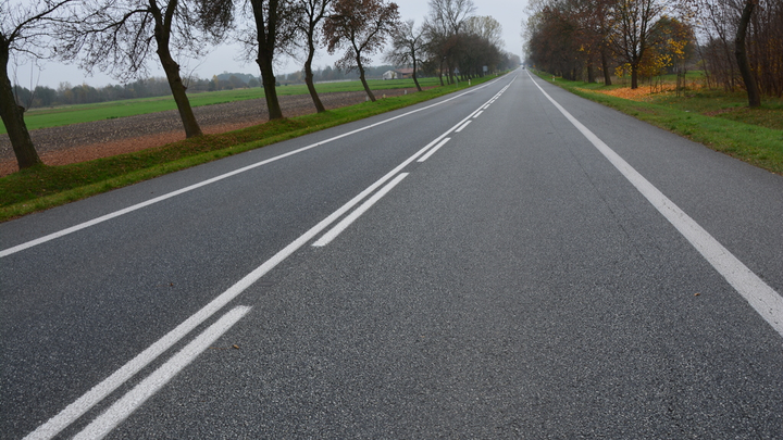 Widoczna linia oddzielająca pasy ruchu jest linią przekraczalną dla kierujących pojazdami poruszającymi się z kierunku przeciwnego.