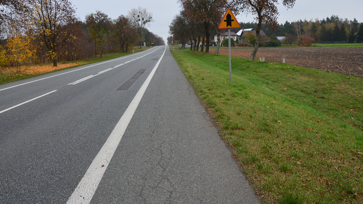 Widoczna linia krawędziowa oznacza zakaz wjazdu na pobocze kierującemu motorowerem.