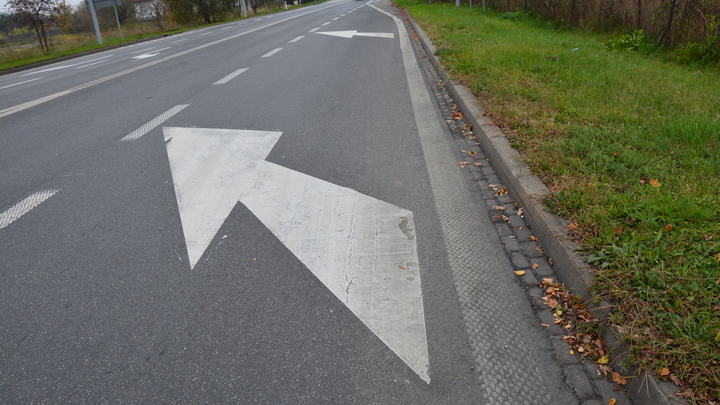 Czy w tej sytuacji zmieniając pas ruchu na lewy, masz pierwszeństwo przed pojazdami poruszającymi się po pasie, na który zamierzasz wjechać?