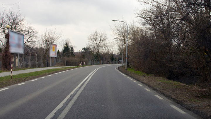 Jedziesz z prędkością 80 km/h. Jaka pozycja początkowa zapewni Ci optymalny tor jazdy po zakręcie?