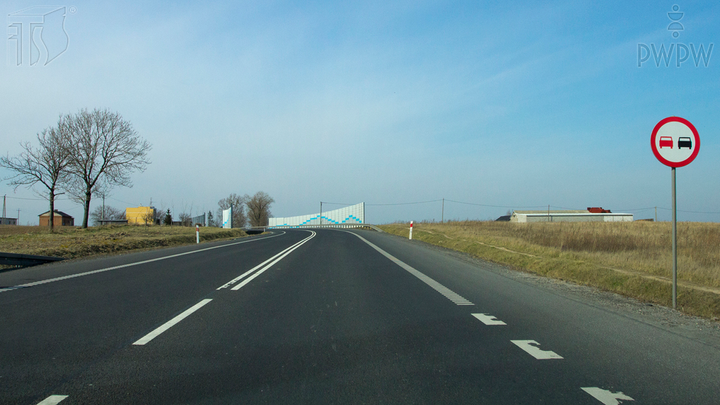 Kierujesz pojazdem silnikowym. Czy ten znak zabrania Ci wyprzedzania pojazdów silnikowych jednośladowych?