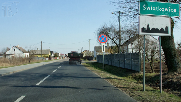 Czy w tej sytuacji masz obowiązek sygnalizować postój uszkodzonego zespołu pojazdów?