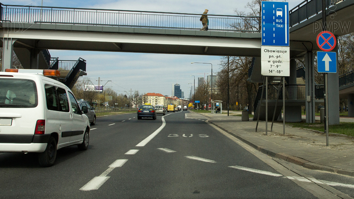 Czy w tej sytuacji wolno Ci w niedzielę korzystać z pasa ruchu przy prawej krawędzi jezdni?