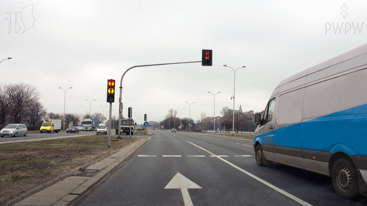 Czy w tej sytuacji nadawany sygnał świetlny zezwala Ci na wjazd za sygnalizator?