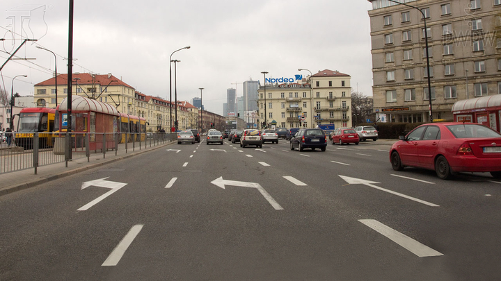 Czy jadąc tym pasem ruchu masz prawo zawrócić na najbliższym  skrzyżowaniu?