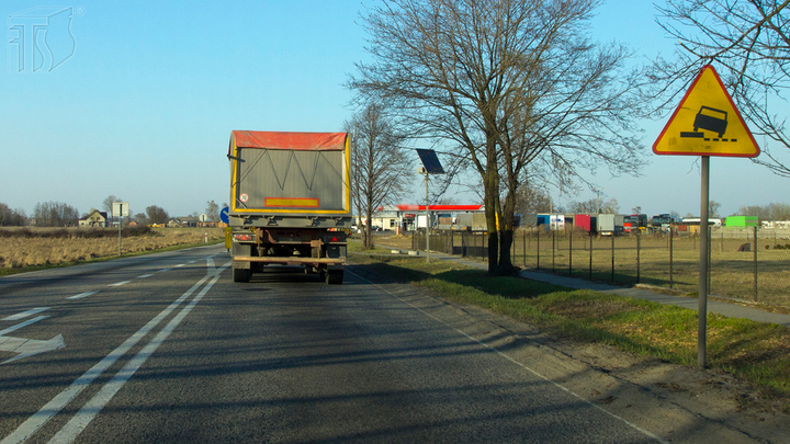 Czy w przedstawionej sytuacji, wjeżdżając na pobocze, powinieneś zrobić to ostrożnie i znacznie zmniejszyć prędkość?