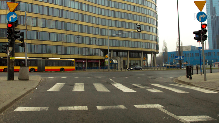 Czy w tej sytuacji masz obowiązek sygnalizować zamiar skrętu w prawo?