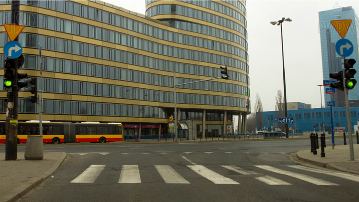 Czy w tej sytuacji z pasa ruchu, który zajmujesz, dozwolone jest wykonanie skrętu w prawo?