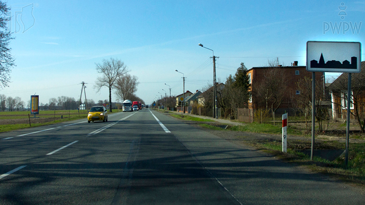 Kierujesz pojazdem członowym o dopuszczalnej masie całkowitej 24 ton. Czy na drodze za tym znakiem postój Twojego pojazdu dozwolony jest tylko na wyznaczonych w tym celu parkingach?