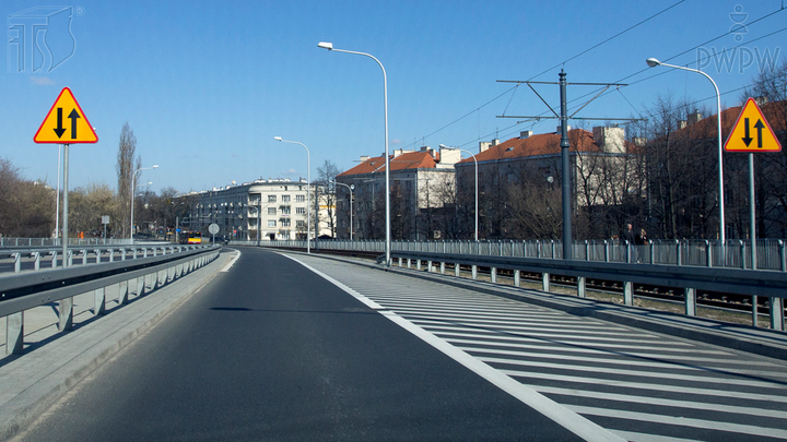 Czy w tej sytuacji widoczne znaki ostrzegają o zbliżaniu się do miejsca, w którym rozpoczyna się ruch dwukierunkowy?