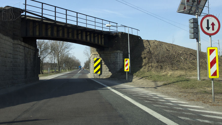 Czy w tej sytuacji wolno Ci wjechać na zwężony odcinek jezdni, jeżeli nie zmusisz tym nadjeżdżającego z przeciwka do zatrzymania się?