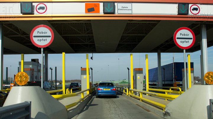 Kierujesz samochodem ciężarowym o dopuszczalnej masie całkowitej 12 ton. Czy w przedstawionej sytuacji wolno Ci wjechać na autostradę przez tę bramkę?