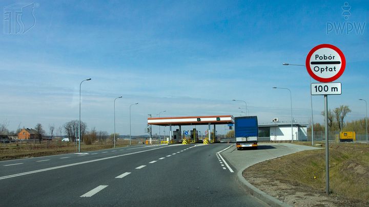 Czy umieszczona pod widocznym znakiem zakazu tabliczka wskazuje odległość od miejsca, w którym ten zakaz obowiązuje?