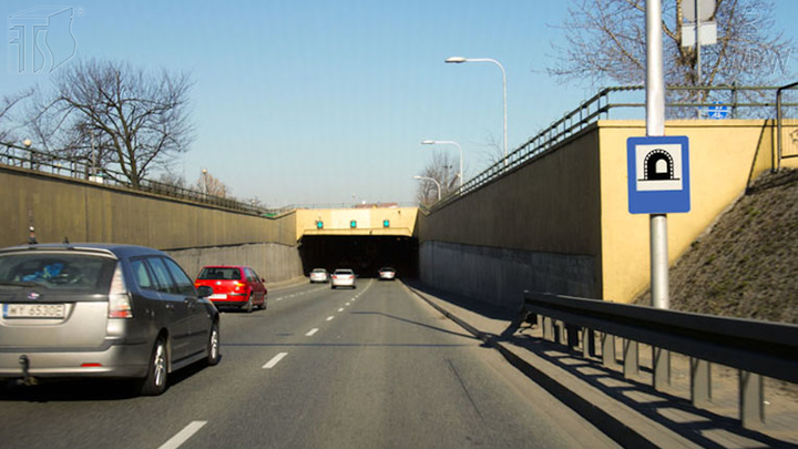 Czy za tym znakiem, w razie zatrzymania pojazdu wskutek zatoru drogowego, masz obowiązek zachować odstęp od poprzedzającego pojazdu nie mniejszy niż 5m?