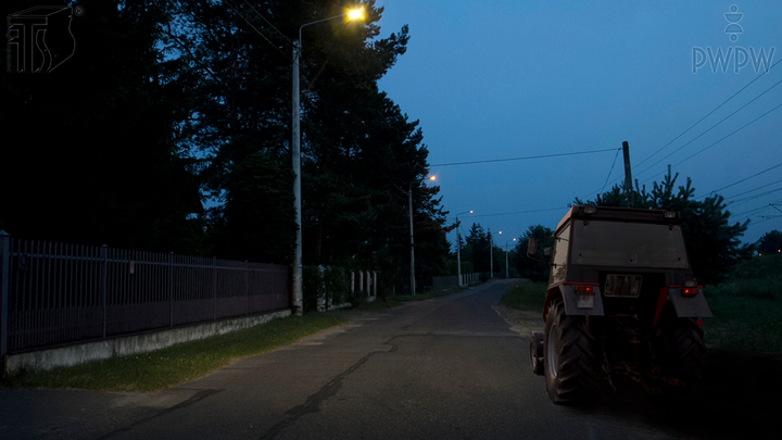 Czy w tej sytuacji, parkując ciągnik rolniczym na drodze, masz obowiązek włączyć światła pozycyjne lub postojowe?