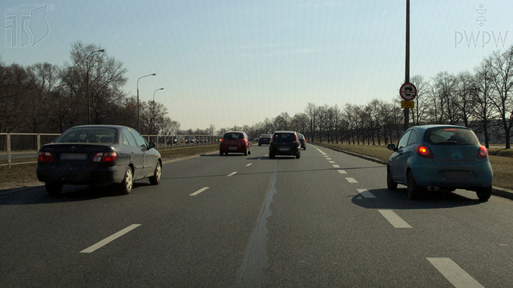 Czy w tej sytuacji, jadąc środkowym pasem ruchu, masz pierwszeństwo przed pojazdem wjeżdżającym na ten pas z prawej strony?