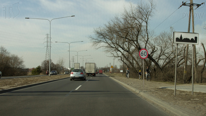 Z jaką maksymalną dopuszczalną prędkością wolno Ci kierować samochodem osobowym po drodze za tym znakiem zakazu?