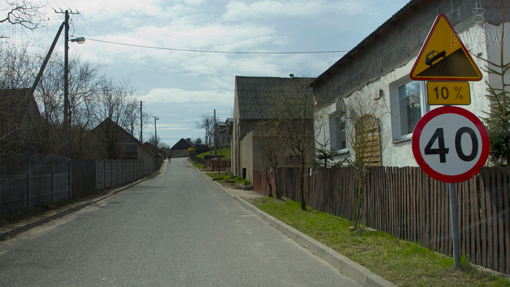 Czy w przedstawionej sytuacji jesteś ostrzegany o znacznym wzniesieniu drogi?