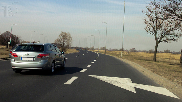 Czy w tej sytuacji masz obowiązek użycia kierunkowskazu, jeśli zamierzasz zmienić pas ruchu?