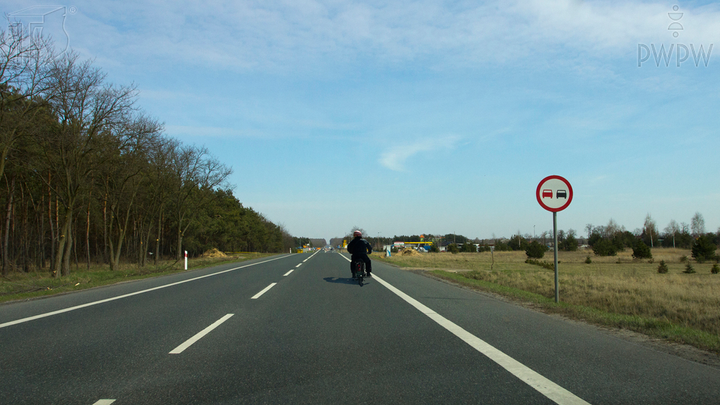 Czy ten znak zabrania Ci wyprzedzać motocykle jednośladowe?