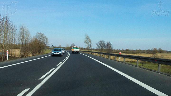 Jedziesz z prędkością 90 km/h. Jaka pozycja początkowa zapewni Ci optymalny tor jazdy po zakręcie?