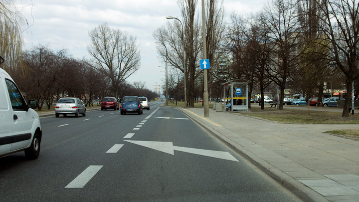 Czy w tej sytuacji, wjeżdżając na sąsiedni pas ruchu, masz pierwszeństwo?