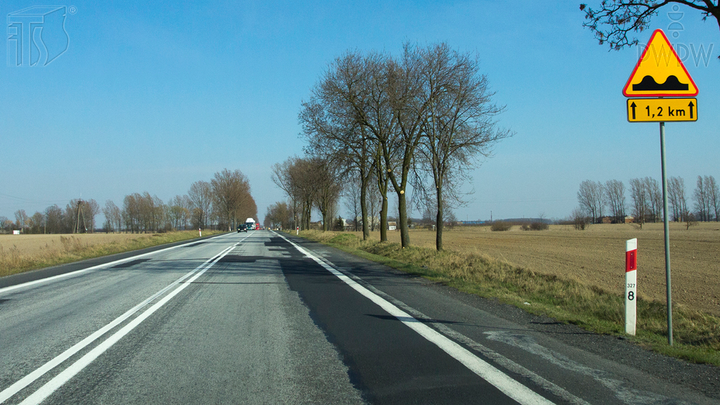 Czy w przedstawionej sytuacji jesteś ostrzegany o nierównościach na drodze, występujących na odcinku 1,2 km za znakiem?