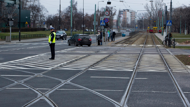 Czy uniesiona ręka policjanta oznacza mającą nastąpić zmianę nadawanego sygnału?